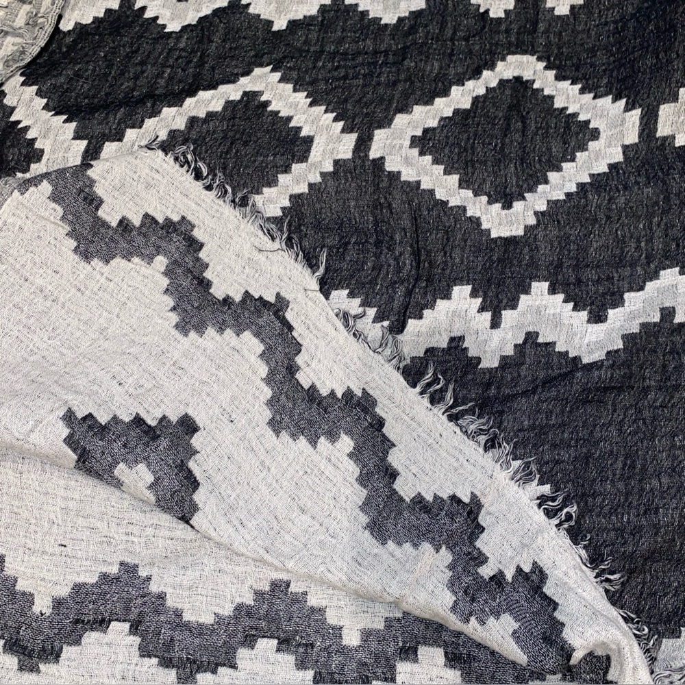 Aritzia Wilfred Reversable Wool Blanket Scarf Black Gray Diamond Mosaic - Picture 4 of 8